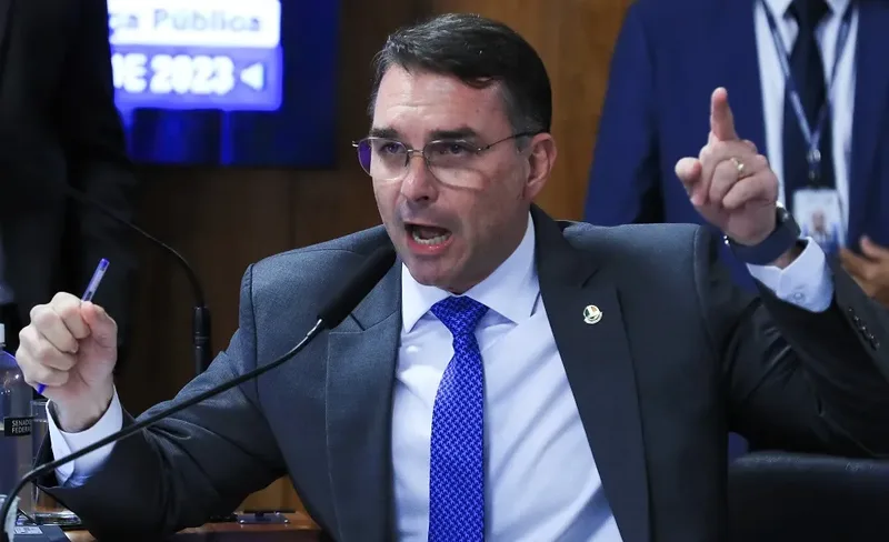 Flávio Bolsonaro critica afastamento de diretor-geral da PF por decisão de Mendonça