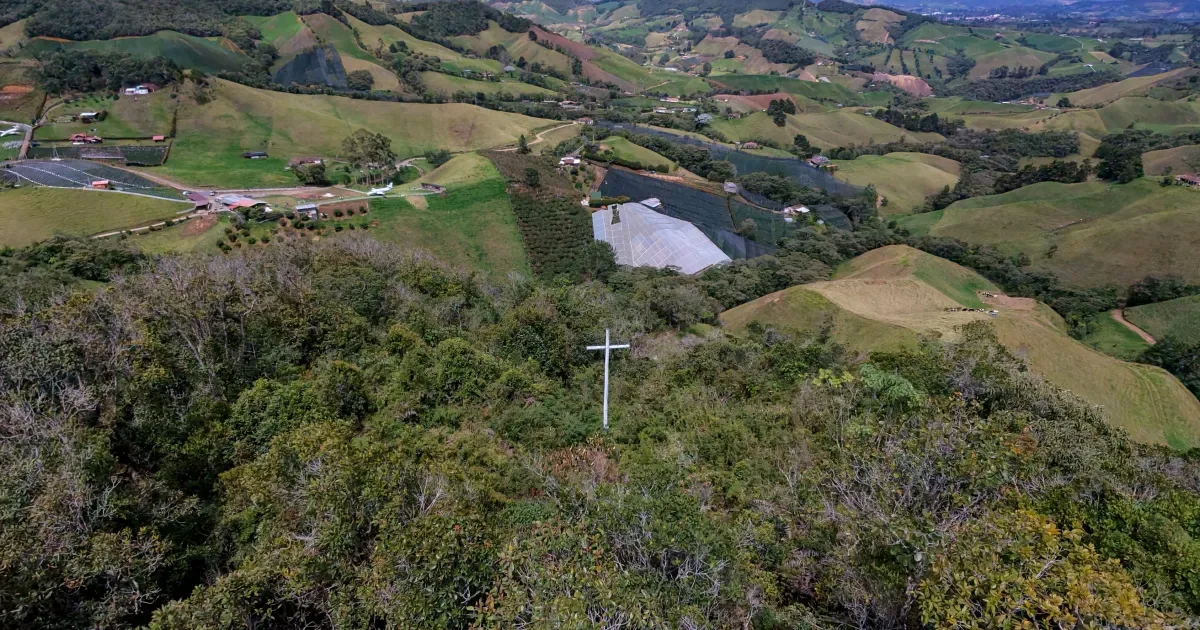 Chapecoense visita montanha do acidente e homenageia vítimas na Colômbia