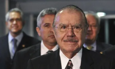 José Sarney deixa hospital após tratamento de pneumonia em São Luís