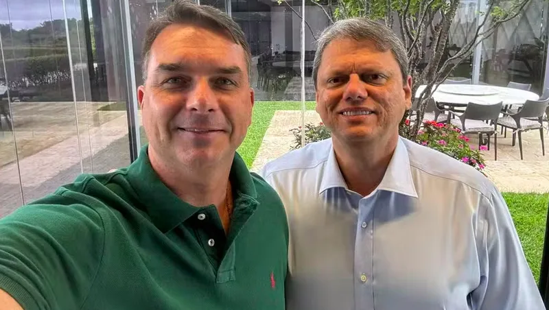 Tarcísio e Flávio Bolsonaro são denunciados por crime eleitoral à PGR