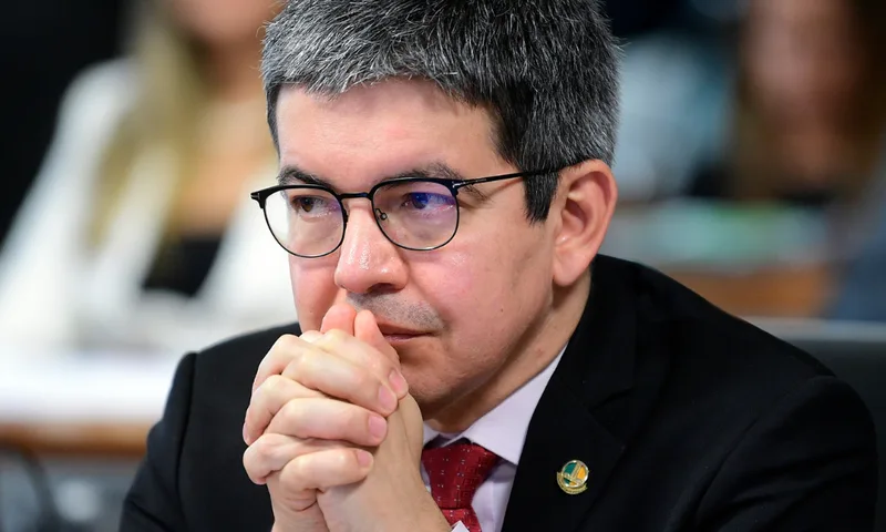 Randolfe busca terceiro mandato no Senado pelo Amapá em 2026