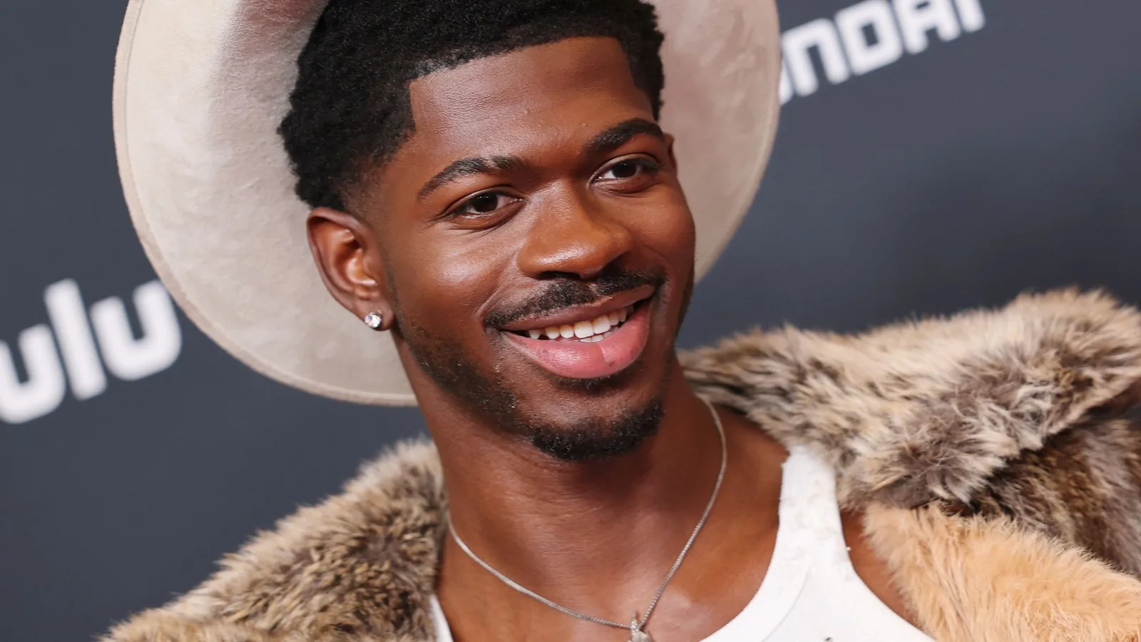 Lil Nas X confirma retorno com single e homenagem à mãe