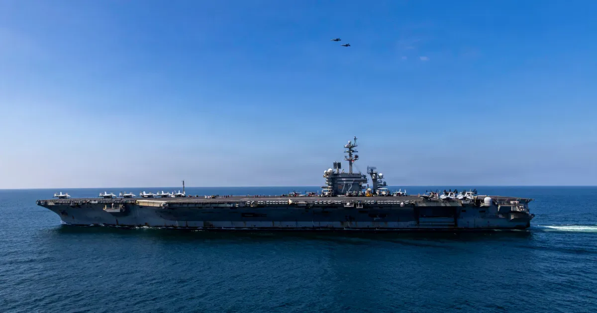 Centcom nega que Irã tenha atingido navios americanos