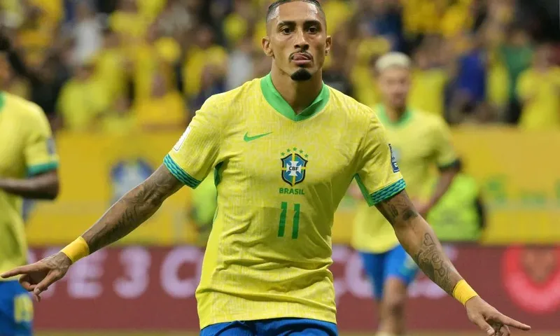 Raphinha sente a coxa direita e vira dúvida para próximo jogo do Brasil
