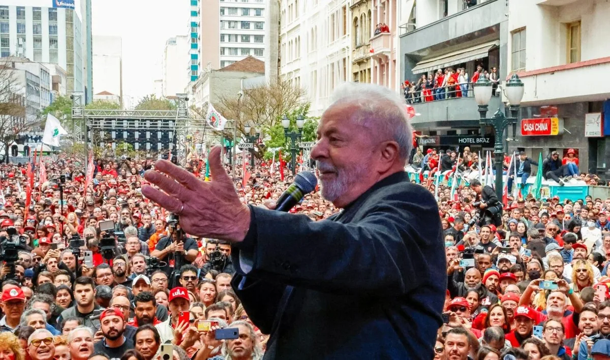 Lula participa de desfile com chefes dos três Poderes em Brasília