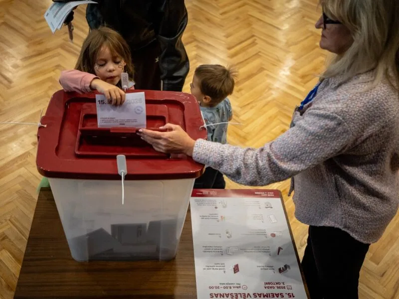 Partido populista avança antes de votação parlamentar na Letônia