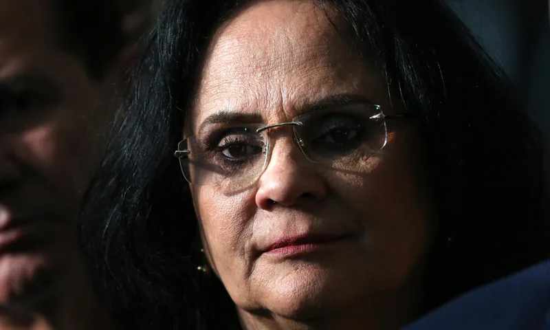 Mal-estar de Bolsonaro leva Michelle a cancelar ato, afirma Damares