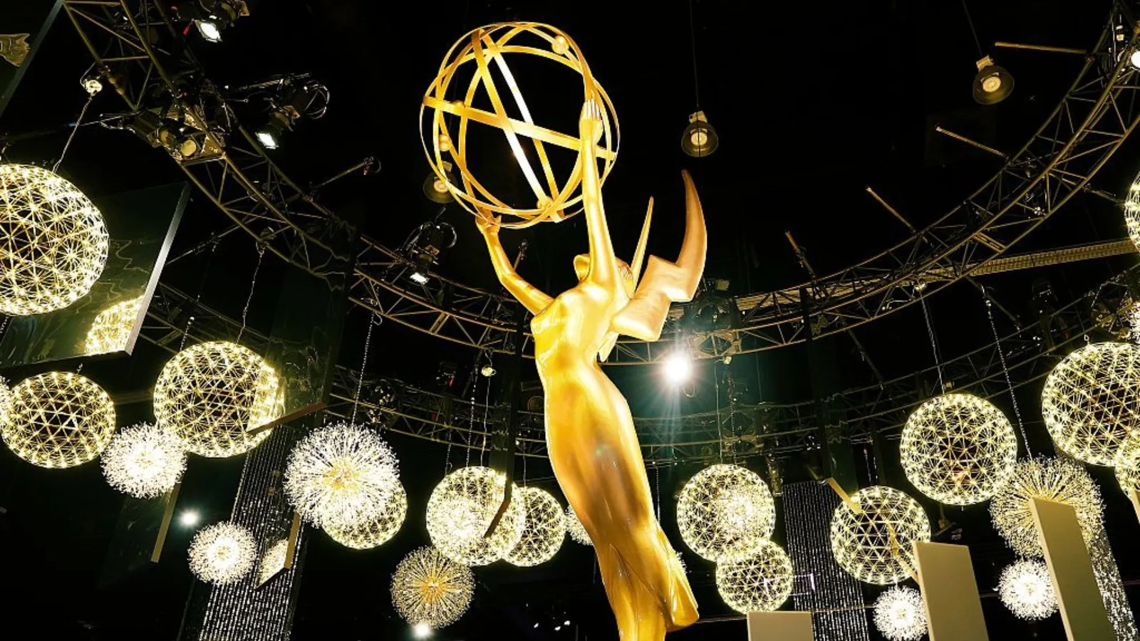 Emmy 2026 será exibido no Brasil a partir das 20h30 nesta segunda