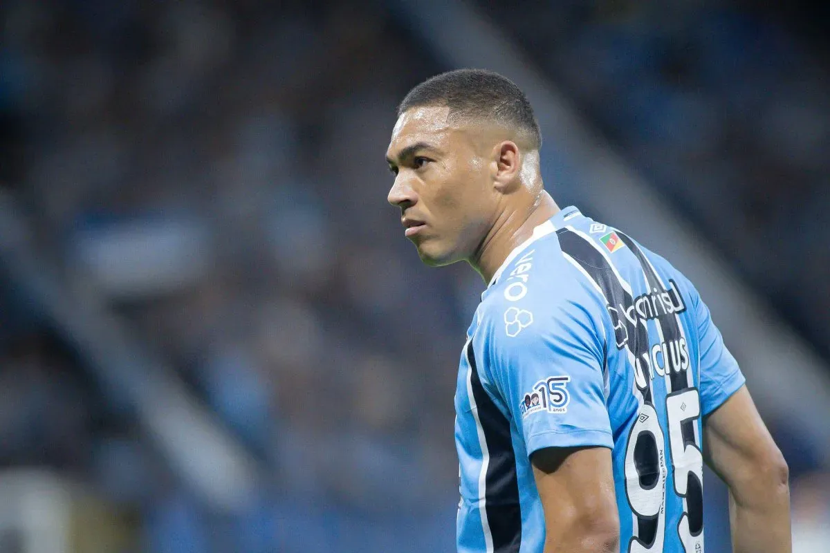Carlos Vinícius negocia novo contrato com o Grêmio após dois gols no Gre-Nal