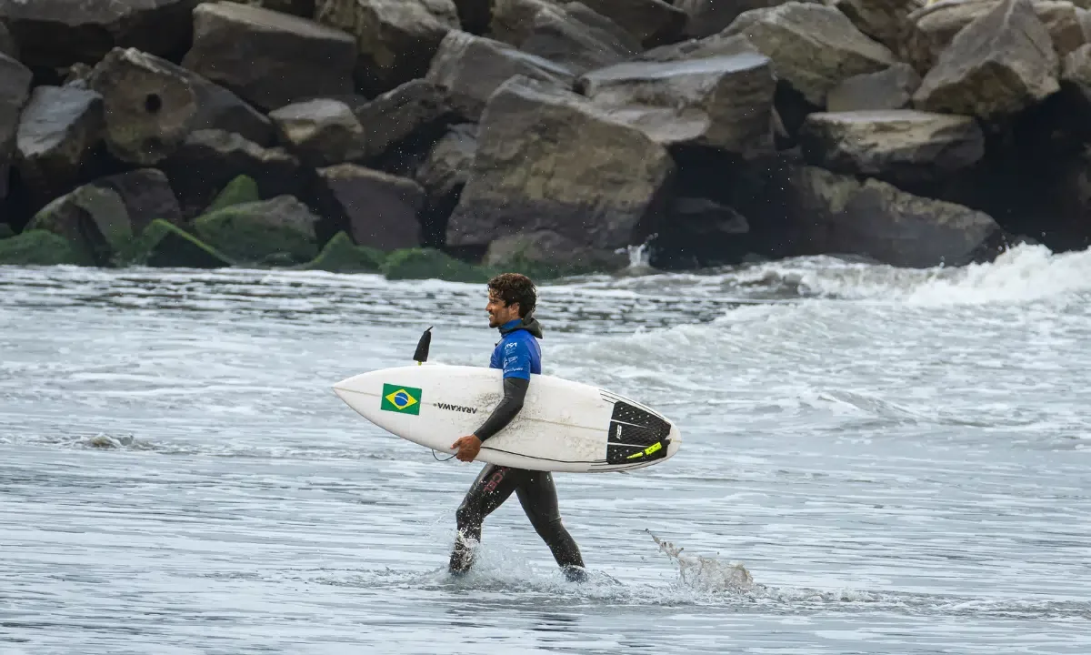 Carlos Bahia avança no longboard, e Yagê Araújo deixa o shortboard