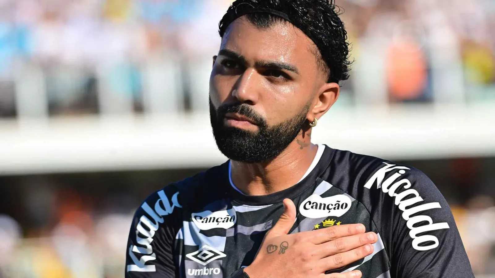 Gabigol chega a reencontro com Flamengo em alta pelo Santos