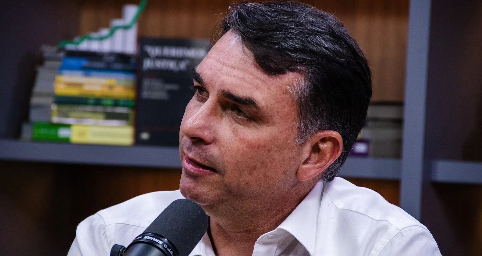 Flávio critica reajuste do Bolsa Família e promete manter aumento