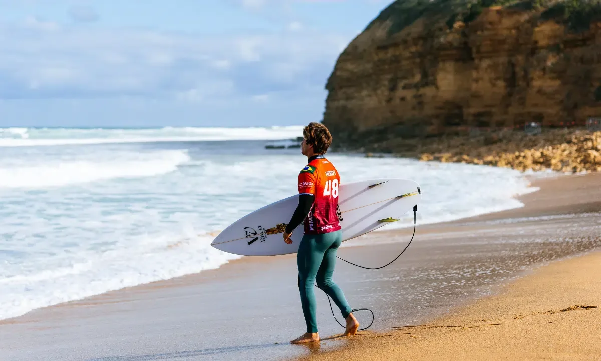 Falta de ondas impede estreia de Mateus Herdy em Trestles