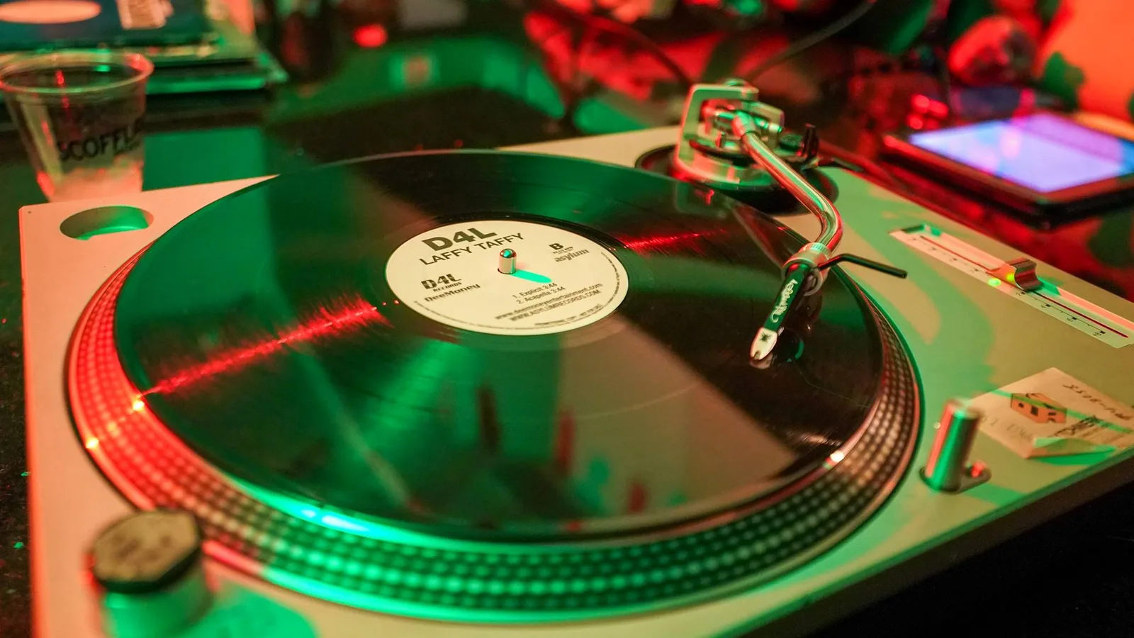 Vinil amplia vantagem sobre CDs e movimenta US$ 1,04 bilhão nos EUA