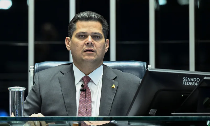 Mensagens indicam relação próxima entre Alcolumbre e dono do Banco Master