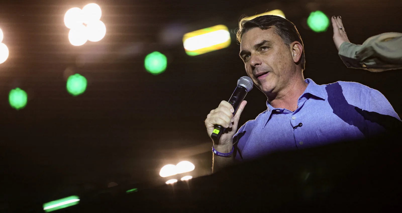 Flávio Bolsonaro promete ferrovias e água no Nordeste se for eleito