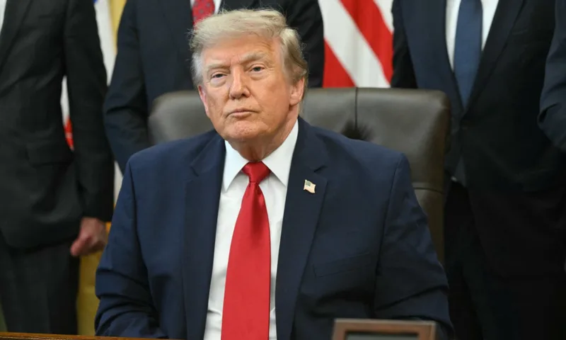 Trump anuncia retirada de tarifas dos EUA sobre uísque irlandês