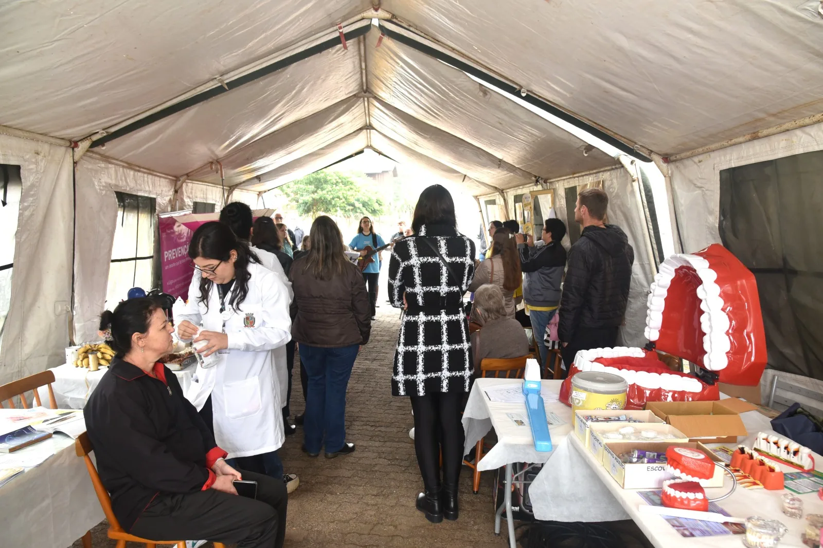 Feira reúne serviços de saúde e autocuidado em Linha Santa Cruz