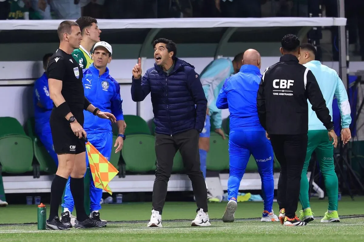 Abel Ferreira poderá dirigir Palmeiras na Libertadores durante suspensão nacional
