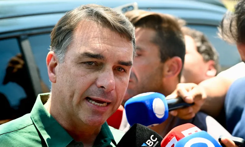 Flávio Bolsonaro visita pai após fim de restrição determinada pelo STF