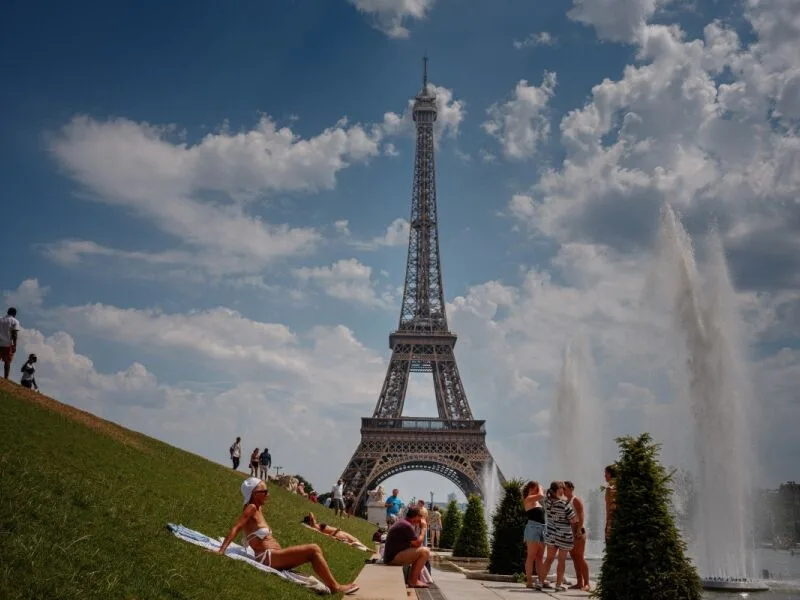 Torre Eiffel volta a receber visitantes após protesto por tratamento a funcionárias