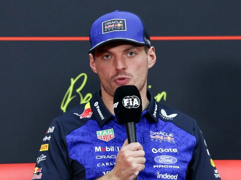 Verstappen larga na pole no GP do Bahrein disputado na Malásia