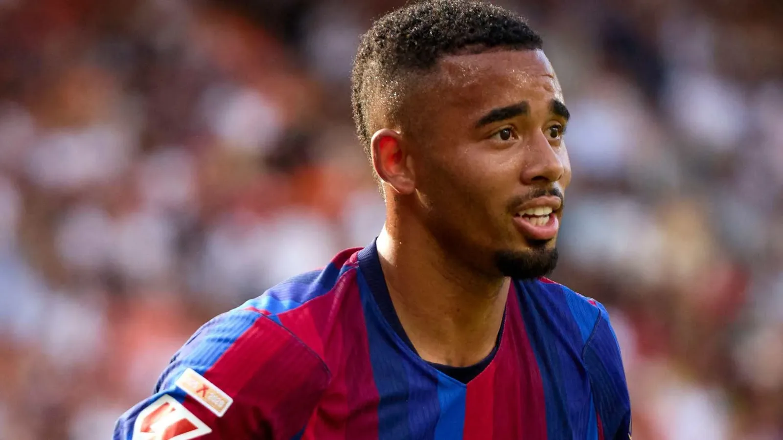 Ausência de Raphinha abre espaço para Gabriel Jesus no Barcelona