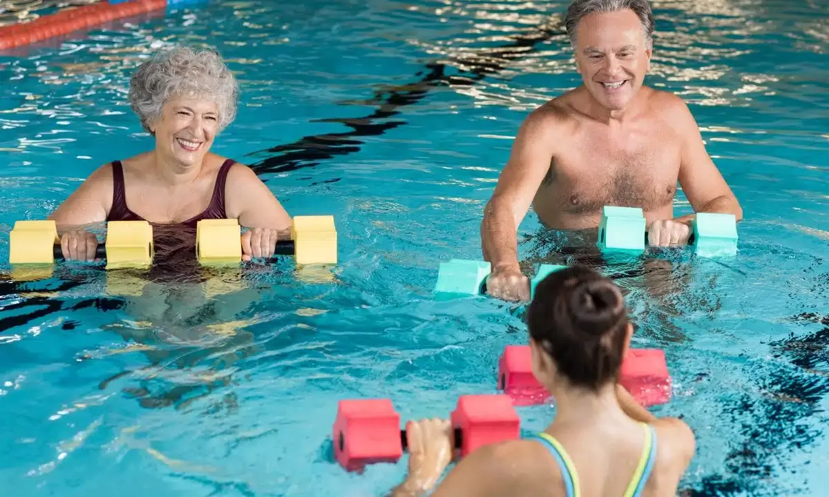 Piscina pode aliviar o joelho, mas não supera exercício em solo