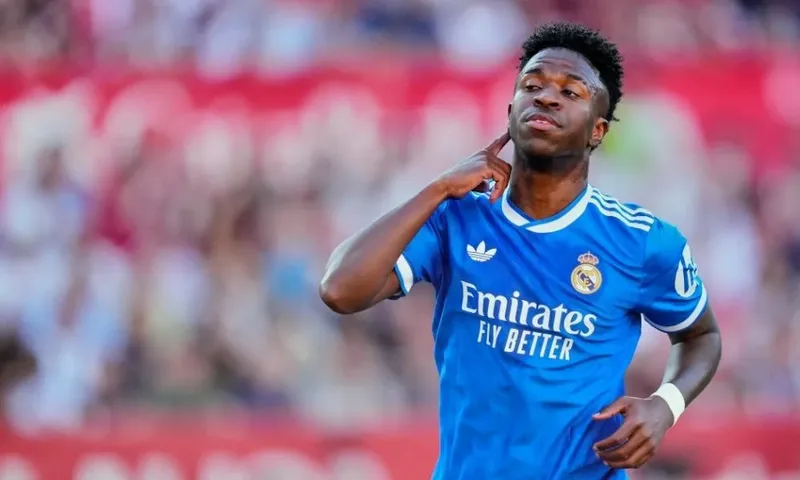 Vini Jr. ganha elogios por dedicação defensiva no início com Mourinho