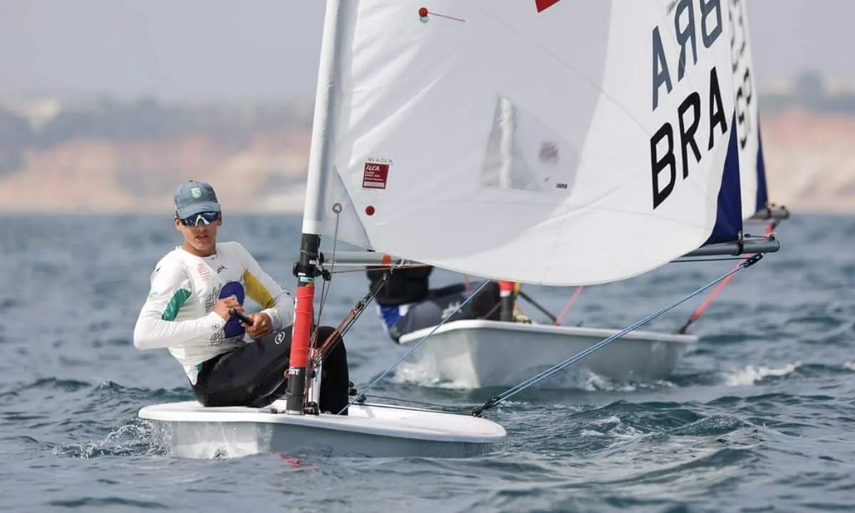 Erik Scheidt lidera o Mundial de ILCA 6 após duas vitórias em Vilamoura