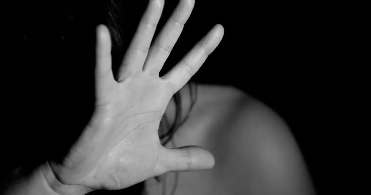Homem admite 60 crimes sexuais contra a esposa no Reino Unido
