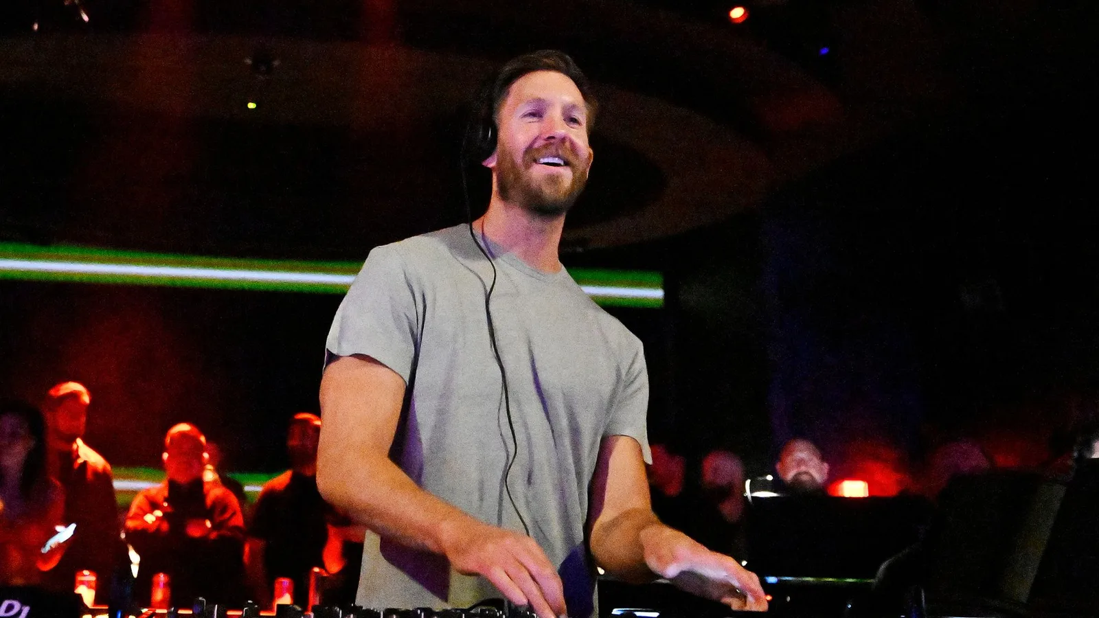 O que realmente acontece no palco durante um show de DJ