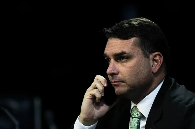 Flávio Bolsonaro atuou na defesa de PM acusado de matar menina de 5 anos