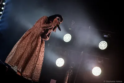 Lily Allen destaca respeito de David Harbour por álbum sobre separação