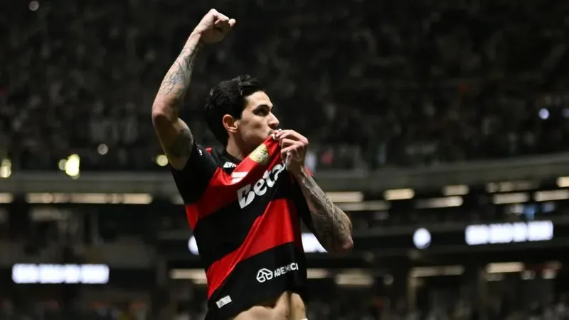 Flamengo bate Bragantino e amplia liderança no Brasileirão