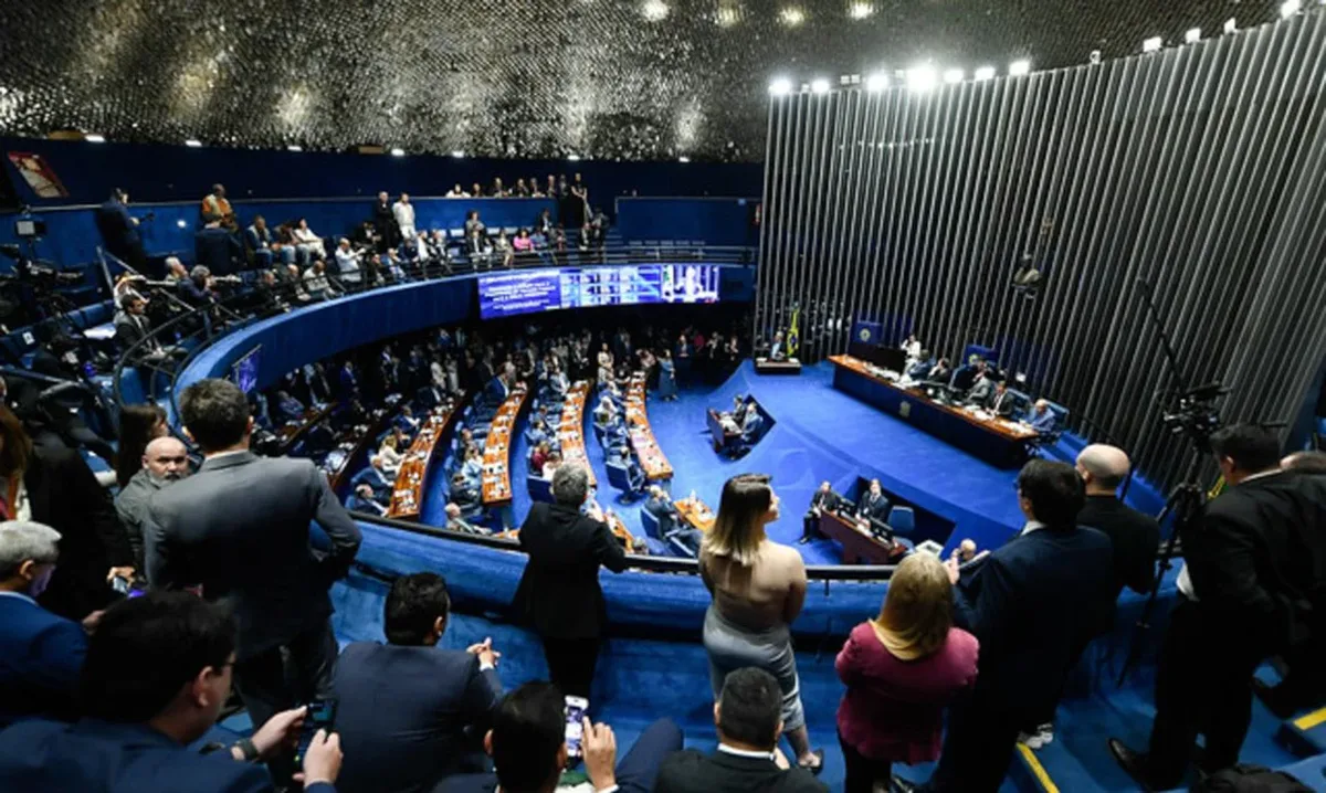 Senado aprova PEC que prevê fim da escala 6×1