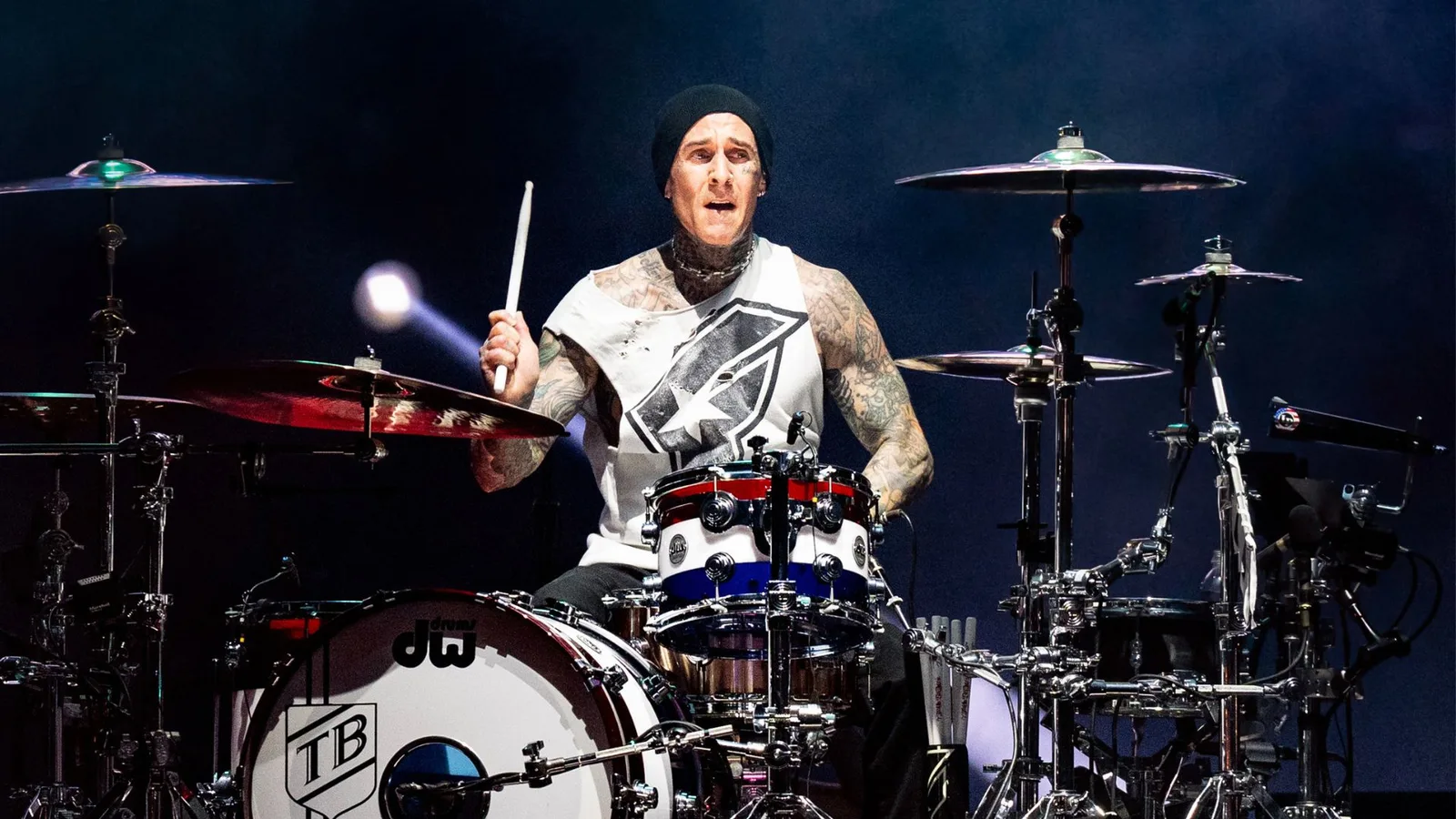 Travis Barker explica cirurgia no cotovelo após internação