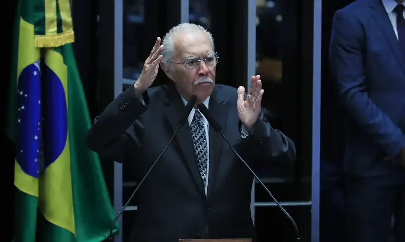 José Sarney recebe tratamento para pneumonia em hospital do Maranhão