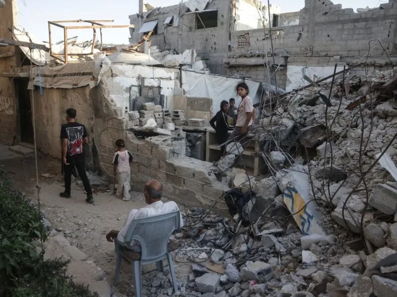 Prédios danificados viram abrigo para famílias na Cidade de Gaza