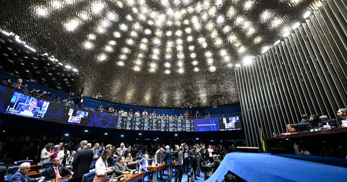 Senado aprova PEC que acaba com escala 6×1 e fixa jornada de 40 horas