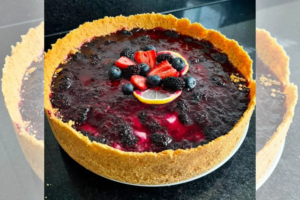 Creme diplomata ganha contraste com geleia cítrica de frutas vermelhas