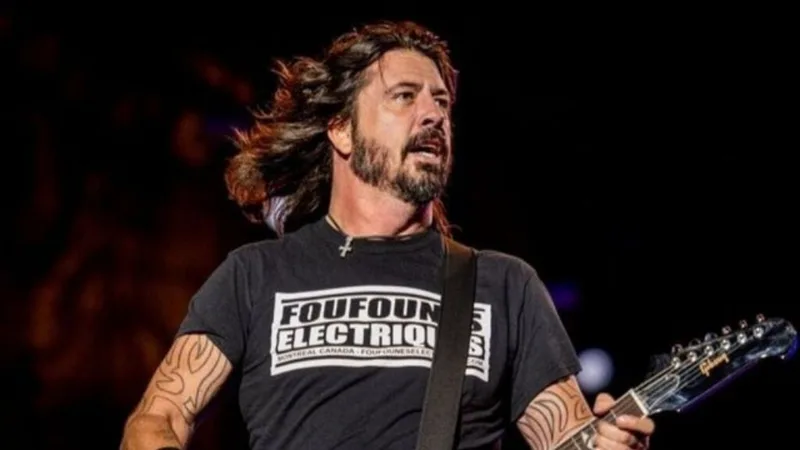Dave Grohl canta com Foo Fighters antes do AC/DC em St. Louis