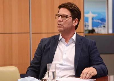 Flávio Dino manda recolher passaporte de Mário Frias