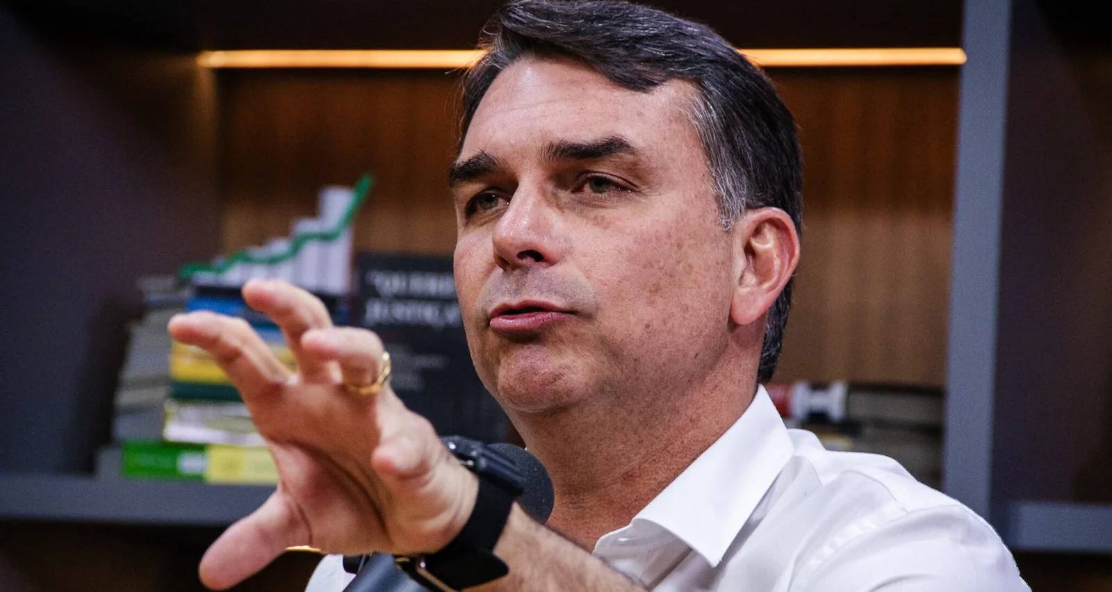 Flávio Bolsonaro questiona validade de MP contra bets após eleições