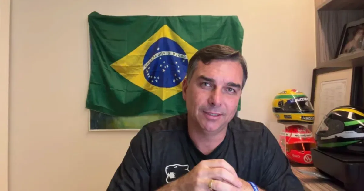 Flávio Bolsonaro critica alta do Bolsa Família e promete manter reajuste