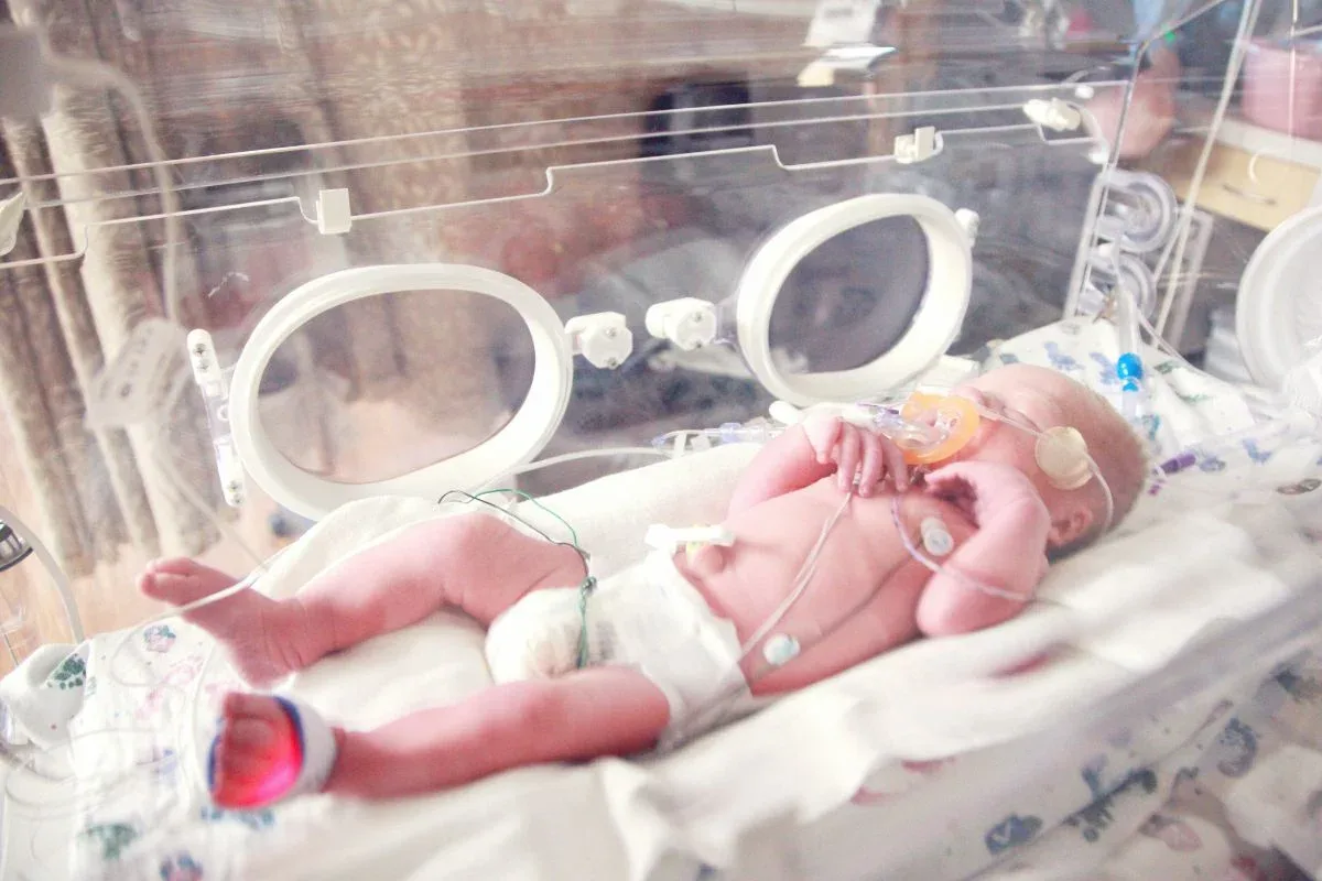 Bebê enfrenta VSR, meningite e pneumonia após alta da maternidade