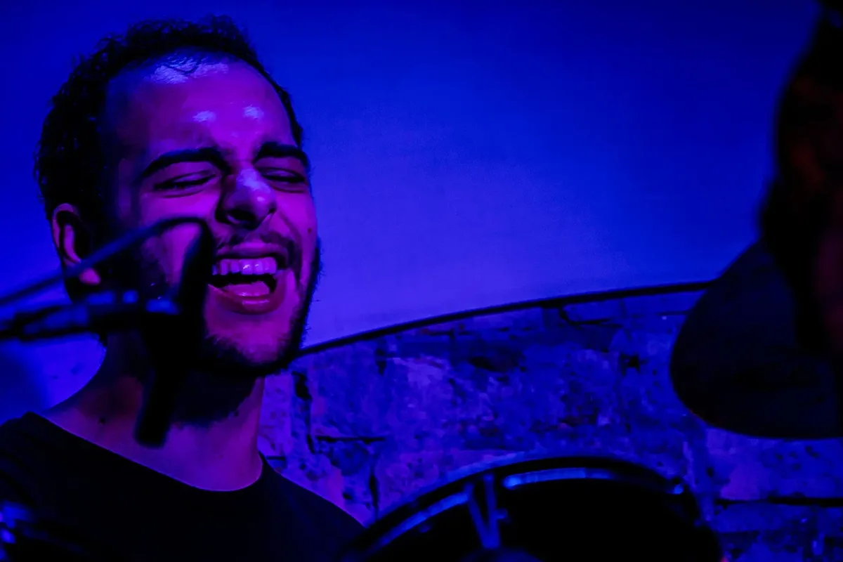 Giovani Baroni lança álbum solo com narrativa entre rock e experimentação