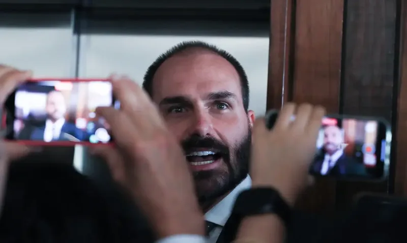 STF mantém condenação de Eduardo Bolsonaro por coação no processo