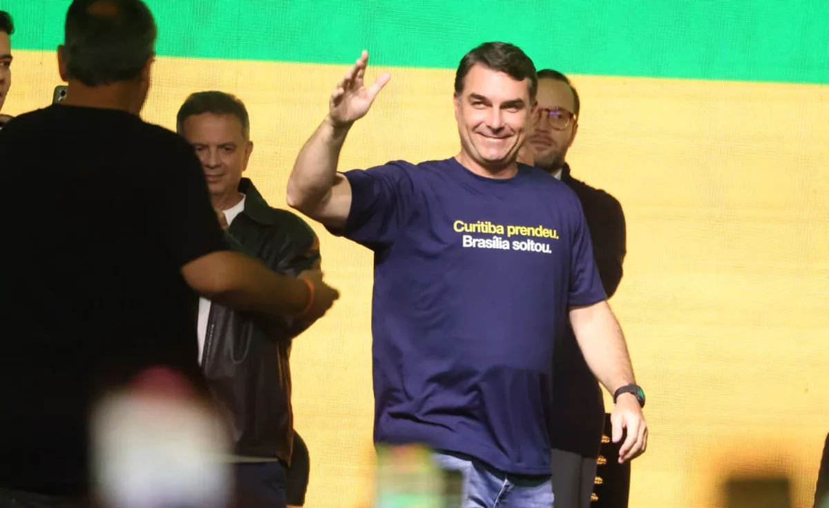 Flávio Bolsonaro nega apoio dos EUA após exigência sobre eleição de 2026