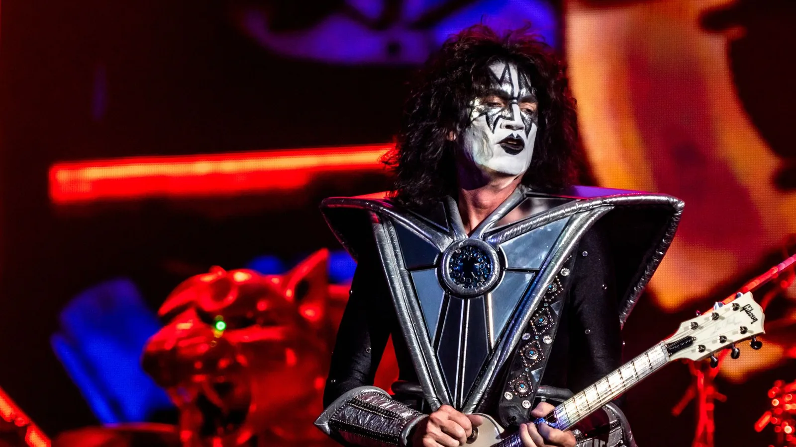 Kiss grava música inédita escrita por Paul Stanley, diz Tommy Thayer